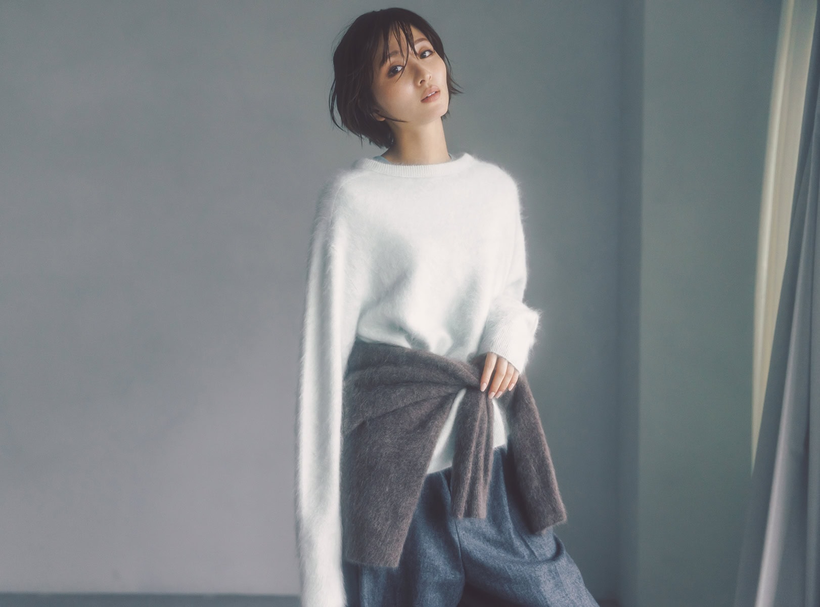 エイトンのカシミアプルオーバー。Model=Sae Okazaki