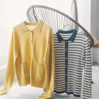 ［左］顔映りが明るくなるバターイエローのニットポロは、ウール混でさらりと着られる。カーディガン、［右］着こなしの幅を広げてくれるボーダー柄。カーディガン （ともにフリークス ストア／フリークス ストア渋谷）