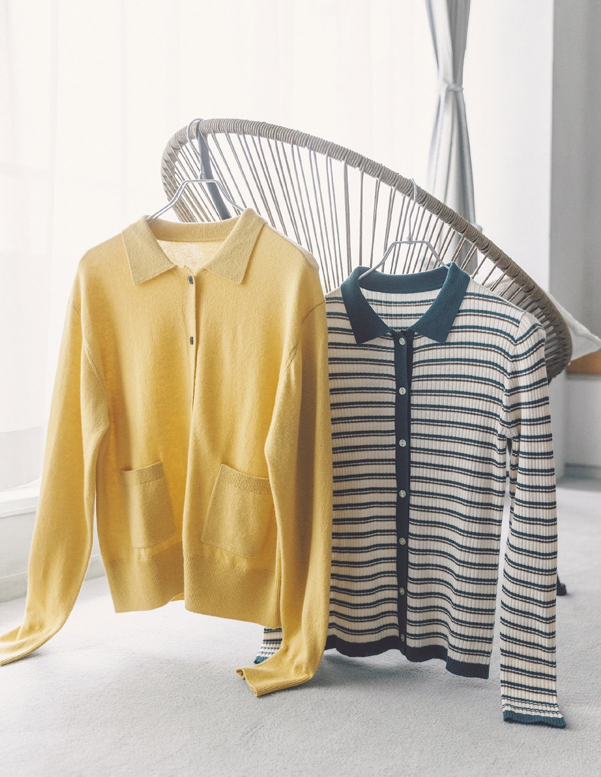［左］顔映りが明るくなるバターイエローのニットポロは、ウール混でさらりと着られる。カーディガン、［右］着こなしの幅を広げてくれるボーダー柄。カーディガン （ともにフリークス ストア／フリークス ストア渋谷）
