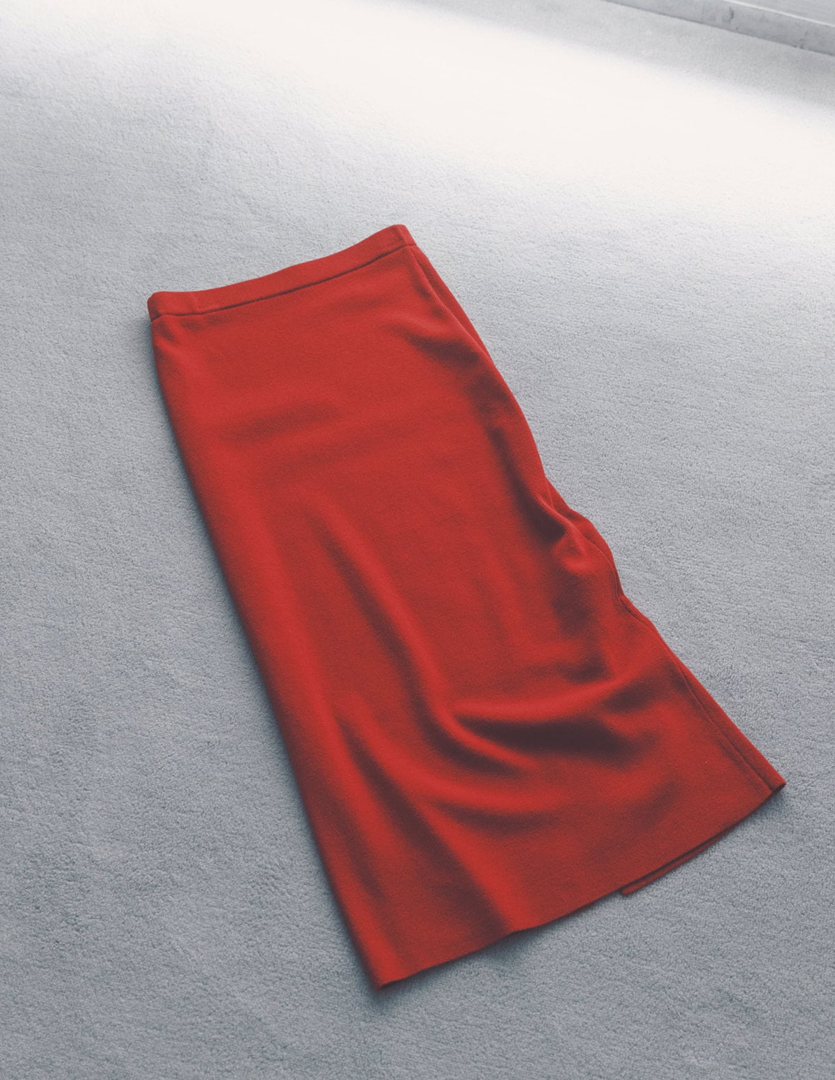 スタイリングを今っぽくアップデートしてくれるトレンドの赤。ピタッとフィットしすぎず、毛玉ができにくい素材でデイリーに取り入れやすい。スカート（レプシィム／アダストリア）
