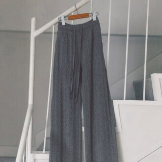 ワイドでゆったりとリラックスな着心地ながら、縦のケーブル編みがすっきりとスタイルアップにも貢献。チクチクしにくく優しい肌触りでデイリーに重宝。パンツ（ユニクロ）