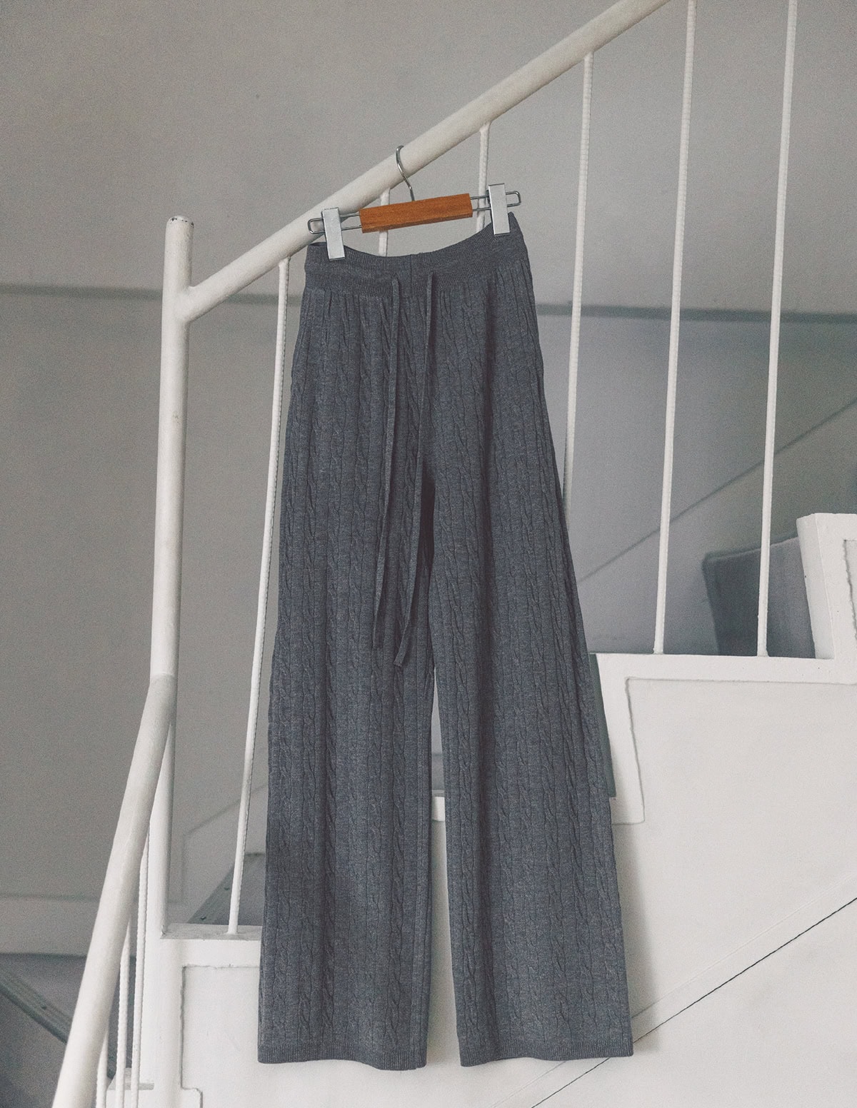 ワイドでゆったりとリラックスな着心地ながら、縦のケーブル編みがすっきりとスタイルアップにも貢献。チクチクしにくく優しい肌触りでデイリーに重宝。パンツ（ユニクロ）