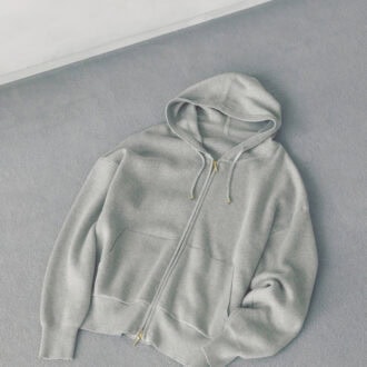 程よい肉感となめらかな表面感がこなれ感を誘うジップフーディ。無駄を削ぎ落としたクリーンなデザインで、さらっと羽織るだけで大人っぽく上品。フーディ（ノーク）