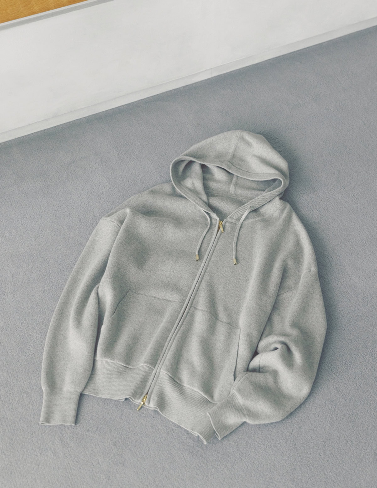 程よい肉感となめらかな表面感がこなれ感を誘うジップフーディ。無駄を削ぎ落としたクリーンなデザインで、さらっと羽織るだけで大人っぽく上品。フーディ（ノーク）