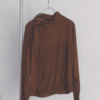 襟元のボウタイリボンをアレンジして表情変化を楽しめる。アクセいらずで顔周りが華やぎ、マニッシュ見えしつつもドレッシーな印象を与えられる。ニット（ザラ／ザラ カスタマーサービス）