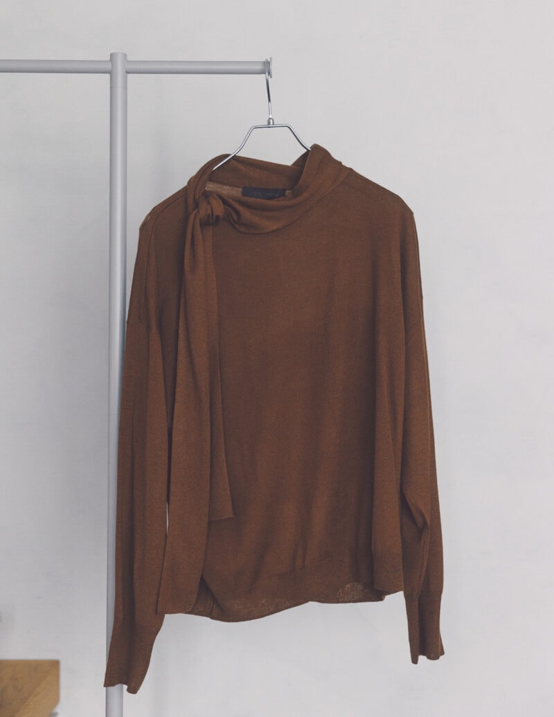 襟元のボウタイリボンをアレンジして表情変化を楽しめる。アクセいらずで顔周りが華やぎ、マニッシュ見えしつつもドレッシーな印象を与えられる。ニット（ザラ／ザラ カスタマーサービス）