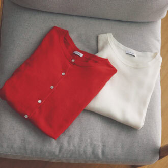 ［左］コーデの差し色役としても活躍。カーディガン、［右］シンプルなハーフスリーブでジャケットのインなどロングシーズン重宝。ニット（ともにグリーンレーベル リラクシング／ユナイテッドアローズ グリーンレーベル リラクシング ルミネ有楽町店）