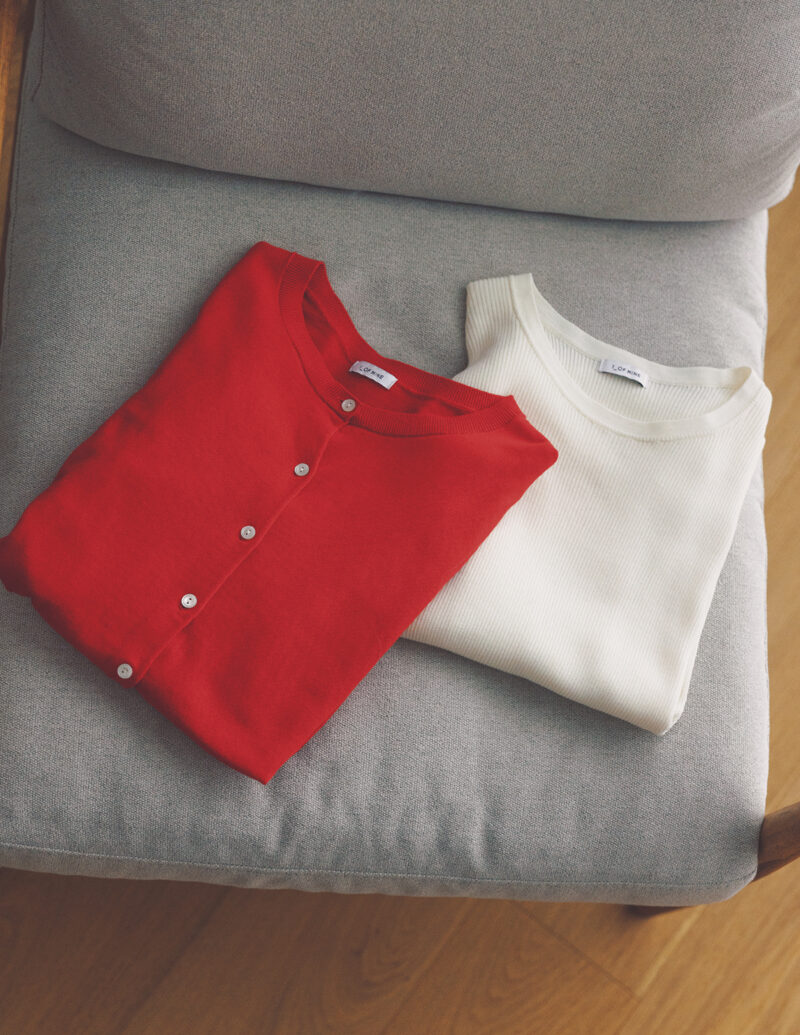 ［左］コーデの差し色役としても活躍。カーディガン、［右］シンプルなハーフスリーブでジャケットのインなどロングシーズン重宝。ニット（ともにグリーンレーベル リラクシング／ユナイテッドアローズ グリーンレーベル リラクシング ルミネ有楽町店）