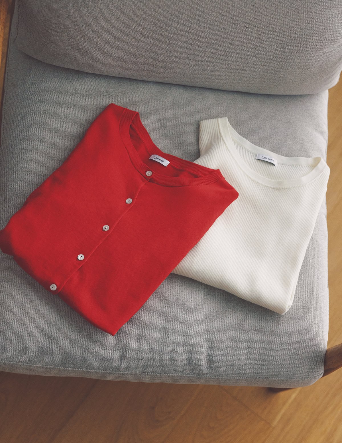 ［左］コーデの差し色役としても活躍。カーディガン、［右］シンプルなハーフスリーブでジャケットのインなどロングシーズン重宝。ニット（ともにグリーンレーベル リラクシング／ユナイテッドアローズ グリーンレーベル リラクシング ルミネ有楽町店）