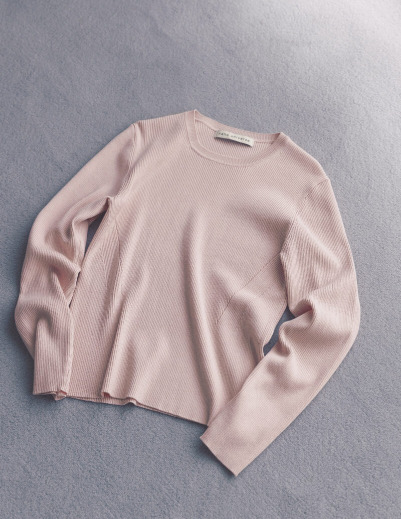 マイルドなピンクが肌になじみ血色感をアップ。窮屈さのない着心地のよさとスタンダードなデザインで、オンオフ着まわせる。ニット（ナノ・ユニバース／ナノ・ユニバースカスタマーサービス）