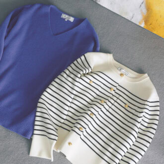 ［左］もっちりなめらかな肌タッチで優しさ健在。顔映りもすっきり。ニット、［右］体のラインを拾わずに着られて、ボタンを閉めて開けても絵になる。カーディガン（ともにロペピクニック／ジュンカスタマーセンター）