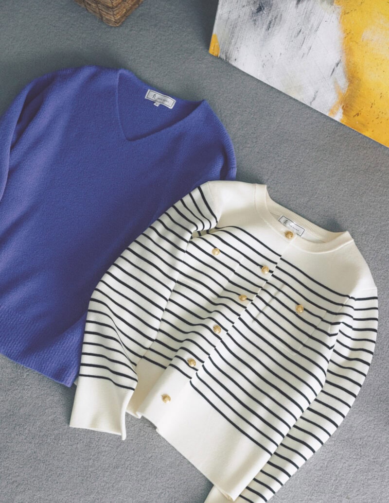 ［左］もっちりなめらかな肌タッチで優しさ健在。顔映りもすっきり。ニット、［右］体のラインを拾わずに着られて、ボタンを閉めて開けても絵になる。カーディガン（ともにロペピクニック／ジュンカスタマーセンター）