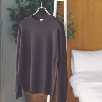 スウェットライクに着られる新感覚な着心地。適度にゆとりのあるシルエットが着やすい。ニット（アーバンリサーチ ドアーズ／アーバンリサーチ ドアーズ 二子玉川ライズ店）