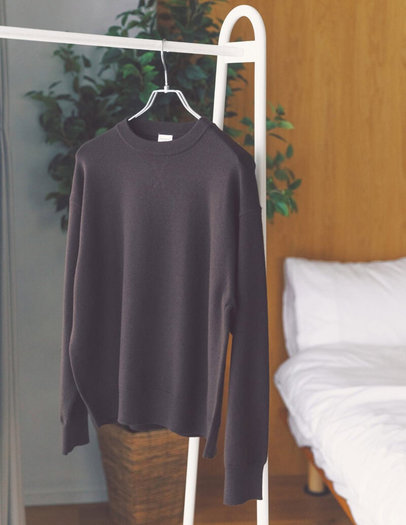 スウェットライクに着られる新感覚な着心地。適度にゆとりのあるシルエットが着やすい。ニット（アーバンリサーチ ドアーズ／アーバンリサーチ ドアーズ 二子玉川ライズ店）