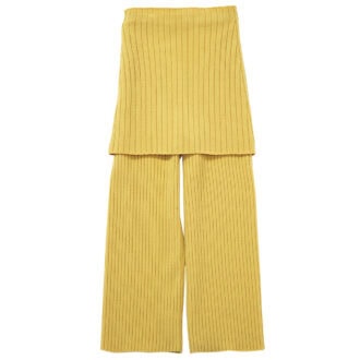 リラックス感あふれるニットパンツもスカートレイヤードで一 気に今っぽく。パンツ¥36,300(ウーア)