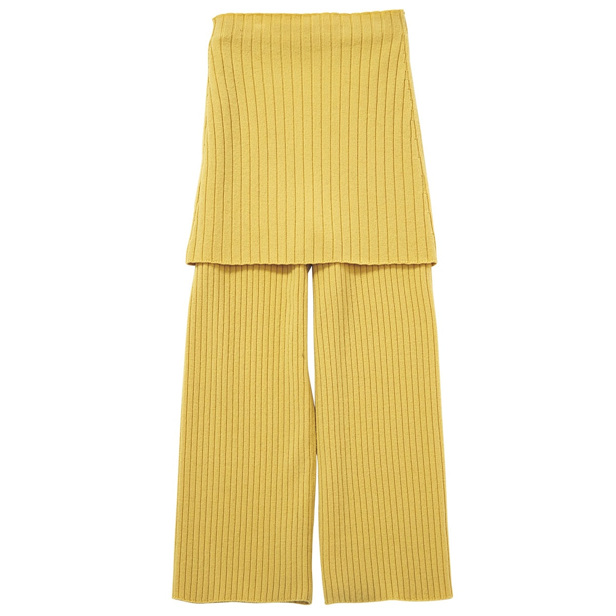リラックス感あふれるニットパンツもスカートレイヤードで一 気に今っぽく。パンツ￥36,300（ウーア）