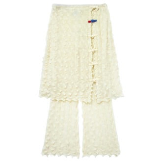 ポコポコとした表面感と柔らかな着心地で、シンプルトップスを合わせるだけで決まる。レイヤードパンツ¥74,800(ヤンヤン/シティショップ)