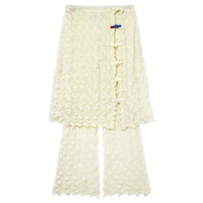 ポコポコとした表面感と柔らかな着心地で、シンプルトップスを合わせるだけで決まる。レイヤードパンツ¥74,800(ヤンヤン/シティショップ)