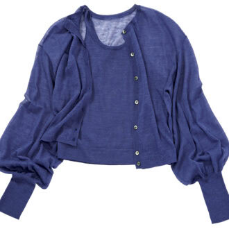 ノースリとカーデのセットもシアー素材なら上手に抜け感を出せる。アンサンブルニット¥27,500(ノーブル/ノーブル 有楽町マルイ店)