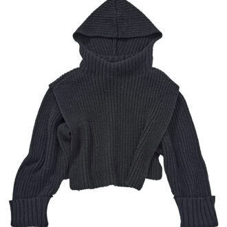 短丈カーディガンとフーディベストのセット。レイヤードニット¥39,600(エフシーイー®/エフシーイーフラッグシップストア)