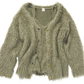 ボリュームファーのキャミ&カーデでゆるっとルーズに着るのが可愛い。ニットアンサンブル¥14,300(アングリッド)