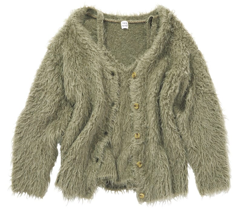 ボリュームファーのキャミ&カーデでゆるっとルーズに着るのが可愛い。ニットアンサンブル¥14,300(アングリッド)