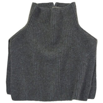 しっかりとした厚みがありながらも柔らかく上品な肌触りで、大人のレイヤードスタイルの完成度を高めてくれる。ハイネックで首元まであったか。スヌード¥20,900(ティッカ)