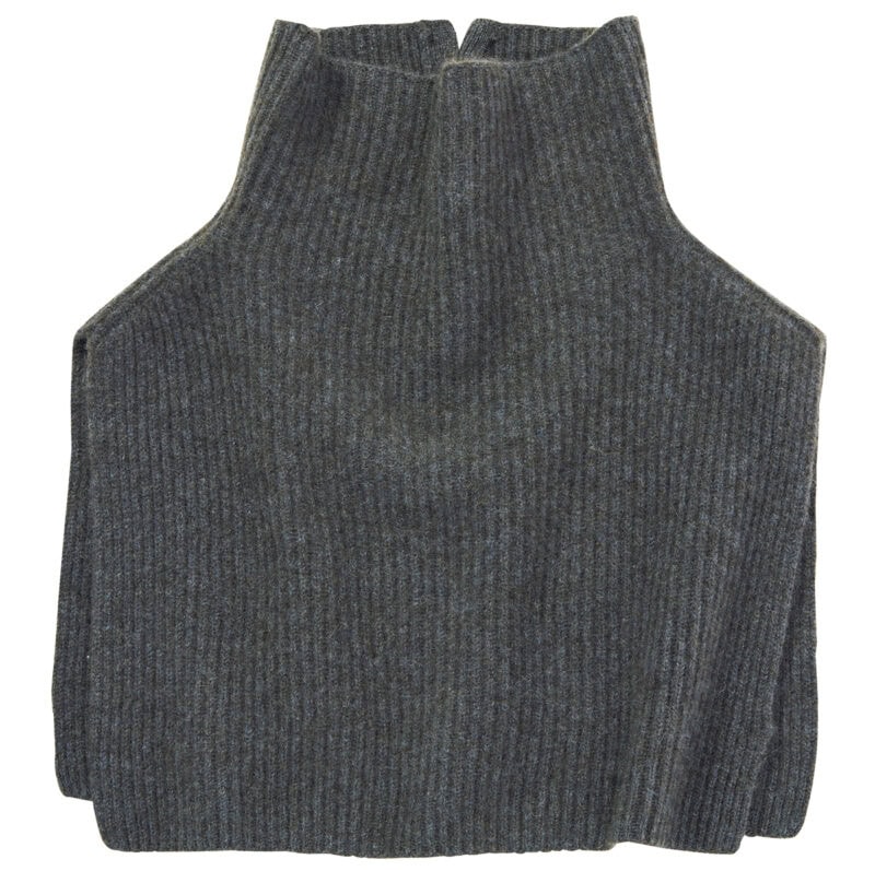 しっかりとした厚みがありながらも柔らかく上品な肌触りで、大人のレイヤードスタイルの完成度を高めてくれる。ハイネックで首元まであったか。スヌード¥20,900(ティッカ)