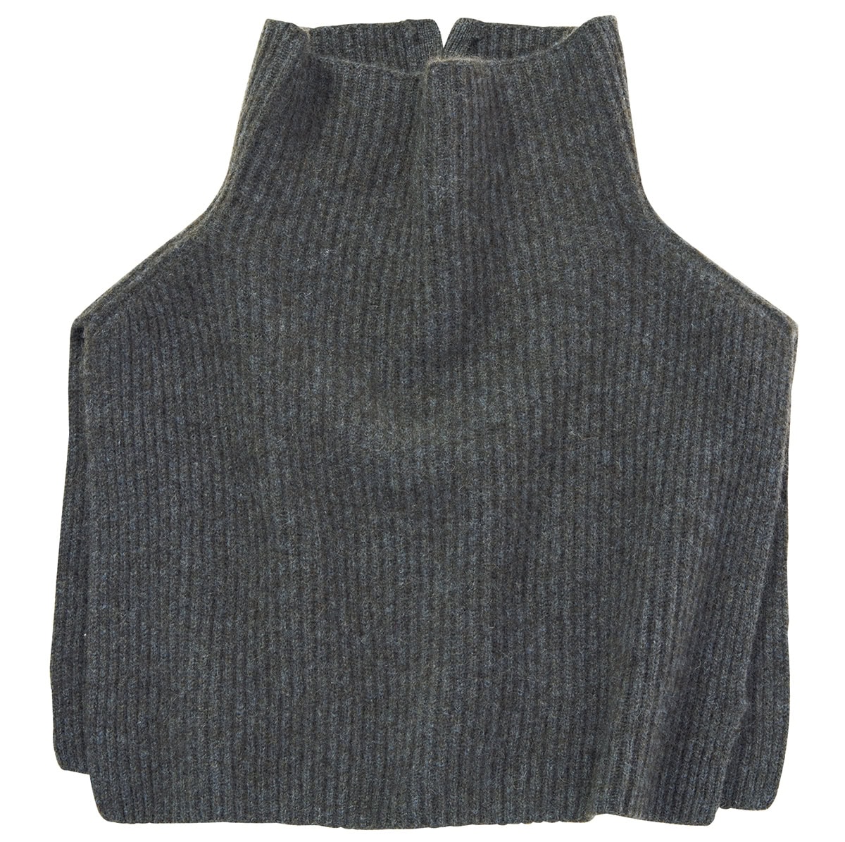 しっかりとした厚みがありながらも柔らかく上品な肌触りで、大人のレイヤードスタイルの完成度を高めてくれる。ハイネックで首元まであったか。スヌード￥20,900（ティッカ）