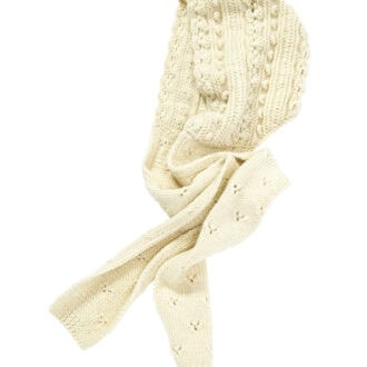 フードとマフラーで変化のある編み地がニュアンスたっぷり。首周りにボリュームを与えて、いつものコーデに更新感をプラス。フードマフラー¥24,970(フィータ)