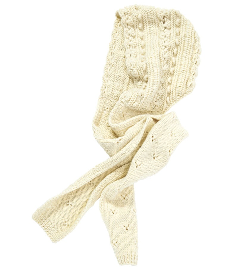 フードとマフラーで変化のある編み地がニュアンスたっぷり。首周りにボリュームを与えて、いつものコーデに更新感をプラス。フードマフラー¥24,970(フィータ)