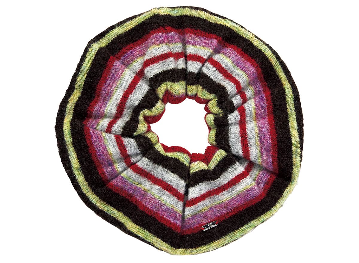 ヘアや手元にアクセ感覚で取り入れたいシュシュ。カラフルなボーダーも、ソフトな印象のニットでシーズンらしく。シュシュ￥5,500（メゾンスペシャル／メゾンスペシャル 青山店）