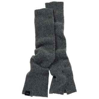 タイツやボトムの上から、クシュッとルーズに身につけるのも可愛い。スタイリングになじむニュアンスグレーが使い勝手抜群。レッグウォーマー¥25,300(ウジョー/エム)