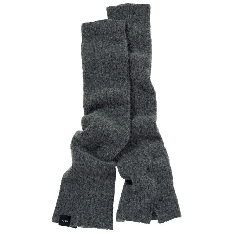 タイツやボトムの上から、クシュッとルーズに身につけるのも可愛い。スタイリングになじむニュアンスグレーが使い勝手抜群。レッグウォーマー¥25,300(ウジョー/エム)