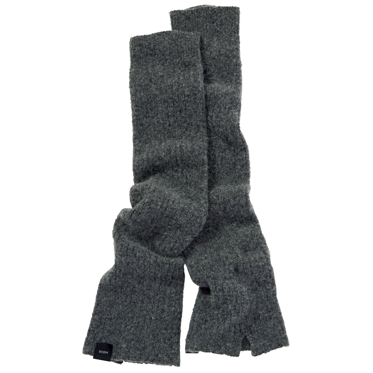 タイツやボトムの上から、クシュッとルーズに身につけるのも可愛い。スタイリングになじむニュアンスグレーが使い勝手抜群。レッグウォーマー￥25,300（ウジョー／エム）