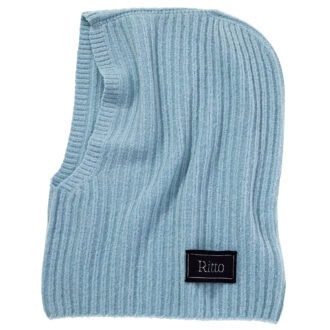 優しい肌触りと顔周りを包み込むようなホールド感があたたかくうっとり。爽やかなブルーはシックなコーデにもなじむ。フードスヌード￥7,700（リット／ピモンテ）