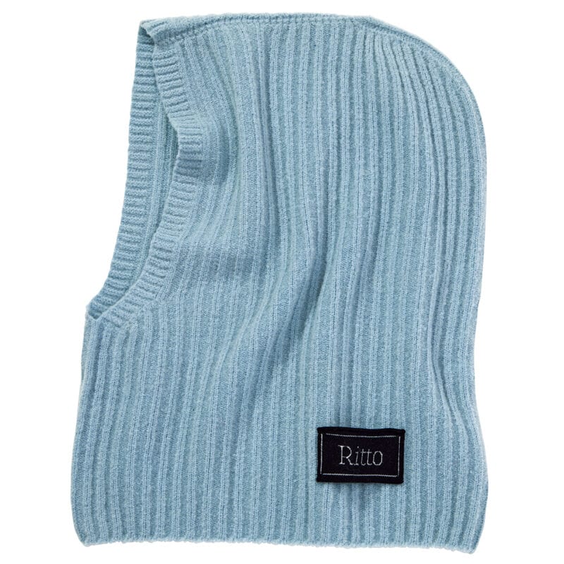 優しい肌触りと顔周りを包み込むようなホールド感があたたかくうっとり。爽やかなブルーはシックなコーデにもなじむ。フードスヌード￥7,700（リット／ピモンテ）