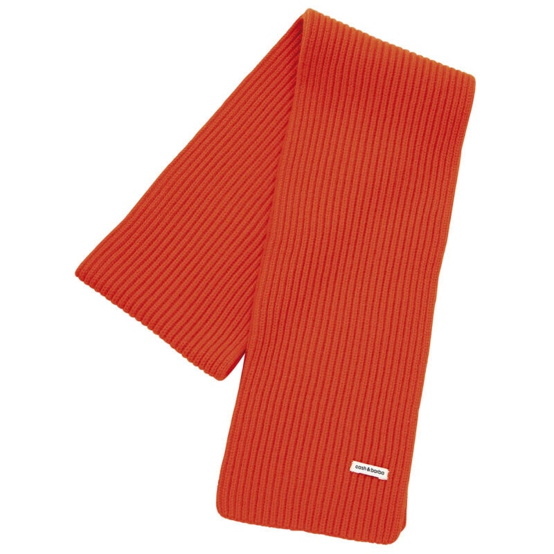 ラフにゆるっと巻くだけでアクセントをプラスできて即サマに。鮮やかなオレンジで視線 のキャッチアップ効果も。マフラー￥41,800（キャッシュアンドバルバ／エグジステンス）