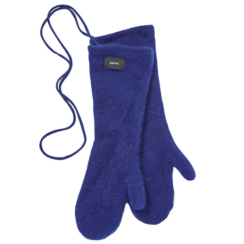 お出かけシーンに手放せない、なめらかで心地いいニット素材。あえてかっちりとした装いに加えたい。ミトン￥17,600（セピエ／コラージュ ガリャルダガランテ 京王百貨店 新宿店）