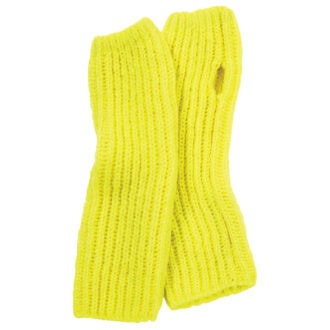 落ち着いた色にまとまりがちな秋冬コーデにネオンイエローが効かせ役に。スマホ操作もしやすい。アームウォーマー￥5,940（フラッテリ タリ／セムインターナショナル）