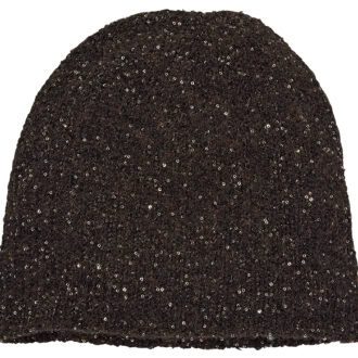 カジュアルに似合うビーニーも、キラキラなスパンコールで顔周りに華を添えて。ビーニー¥9,900(プロヴォーク デザイン ブティック/ジャック・オブ・オール・トレーズ プレスルーム)