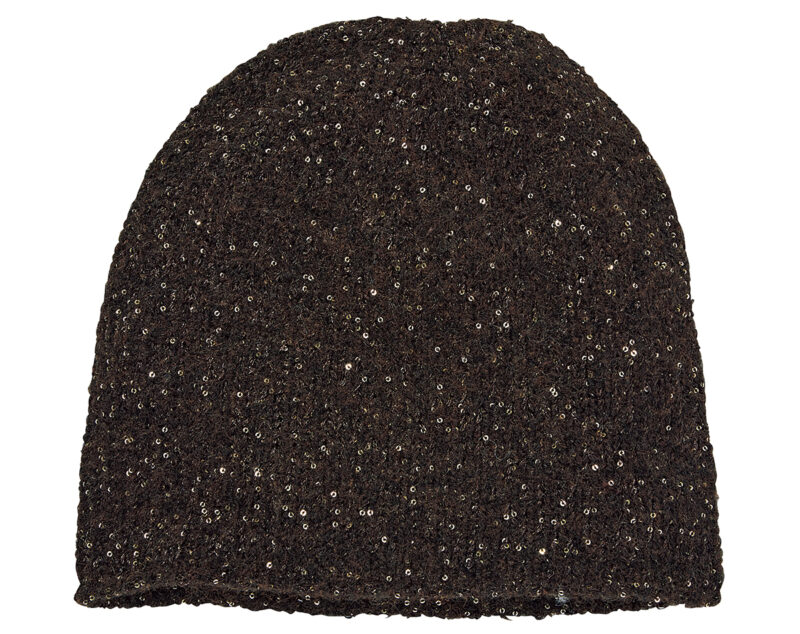 カジュアルに似合うビーニーも、キラキラなスパンコールで顔周りに華を添えて。ビーニー¥9,900(プロヴォーク デザイン ブティック/ジャック・オブ・オール・トレーズ プレスルーム)