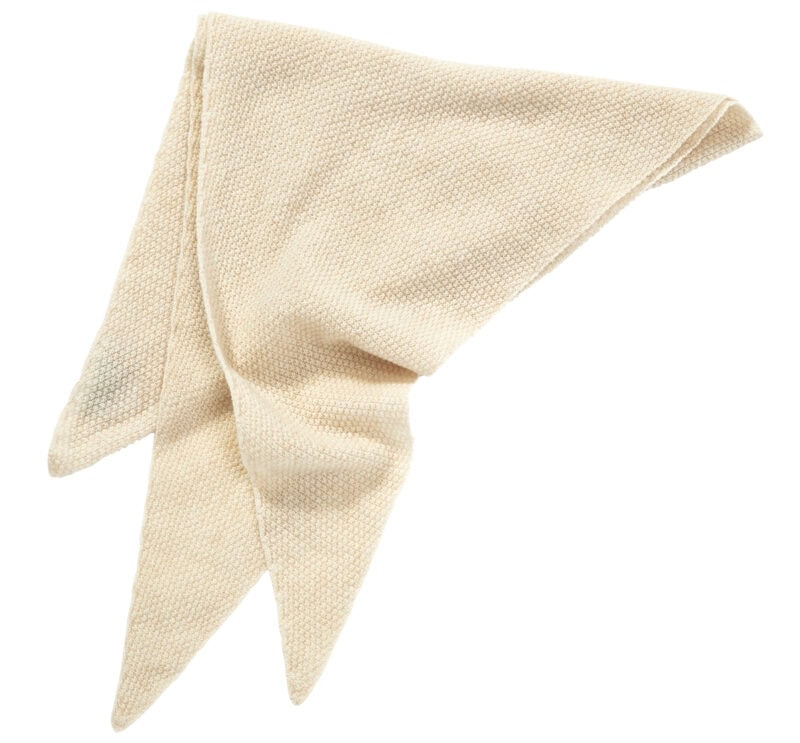 頭や腰に巻いて、今年っぽいバランスを叶えて。薄手で軽く、持ち歩きにも便利。ストール¥12,100(ウィリアム ブラントン/セムインターナショナル)