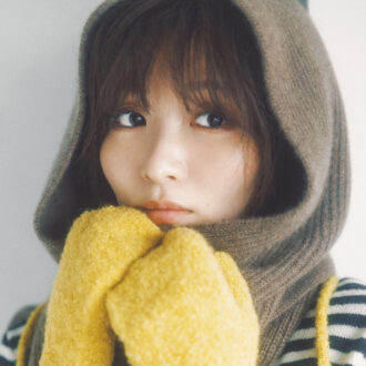【2025年冬トレンド急先鋒】ニット小物が主役！バラクラバ、アームウォーマー、フードマフラーで旬顔に