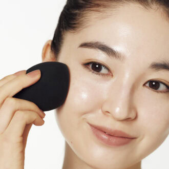 【トーンアップ下地_2】スポンジでツヤを出す