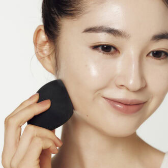 【潤いファンデーション_2】スポンジで薄膜塗りに