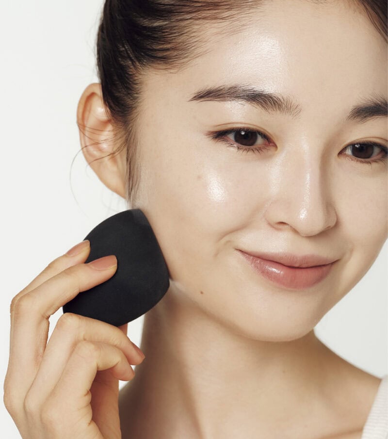【潤いファンデーション_2】スポンジで薄膜塗りに