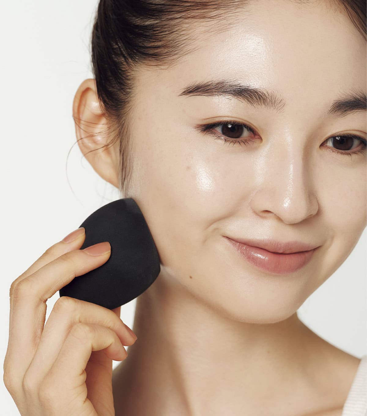 【潤いファンデーション_2】スポンジで薄膜塗りに