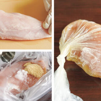 むね肉は皮を取り、耐熱性のポリ袋に入れ、Aを加えてよくもみ込む。しっかりと空気を抜き、ポリ袋の口を縛り、常温で20分置く。