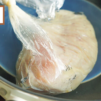 深型のフライパンに湯を2L以上沸かし、底に耐熱皿を置く。